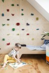 dziecko na tle modułowej ścianki wspinaczkowej Nuki oraz łóżko Dream