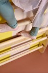 zbliżenie na bezpieczny system demontowalnych szczebelków drabinki gimnastycznej Nuki FunActive z widocznymi stopami dziecka